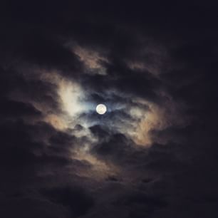 Fly me to the moon
#Sky #moon #niebo #ksiezyc #noc #night #pelnia #fullness #katowicenielizbona #katowice #szopienice #silesia #fly #chmury #beautiful #poland