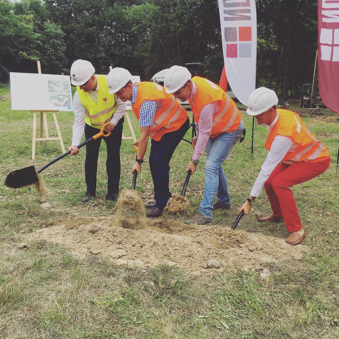 Dzisiaj odbyo si wbicie opaty pod budow basenu w Burowiechellip