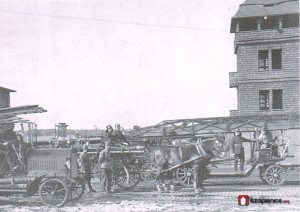 Konne wozy pożarnicze. W tle ćwiczebna wieża strażacka.