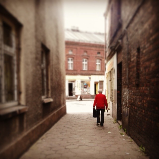 Man in red sweater #szopienice #katowice #poland #rosdzin #rozdzien #kattowitz #red #man #instagram #sweater #street